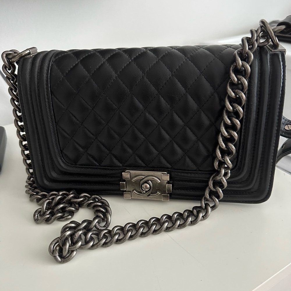 Chic Black Quilted Crossbody Bag with Chain Strap
